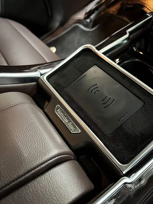 Center console built-in wireless charging unit