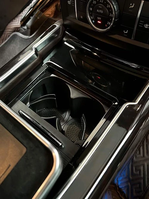 Center console built-in cupholders