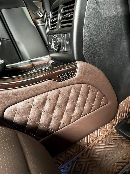 Rear center console built-in refrigerator