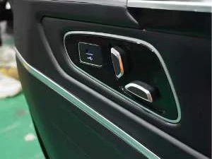 There are buttons on the side of the seat to adjust the seat angle There are buttons on the side of the seat to adjust the seat angle