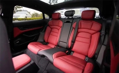 Porsche Taycan পরিবর্তিত কালো এবং লাল চামড়া অভ্যন্তর
